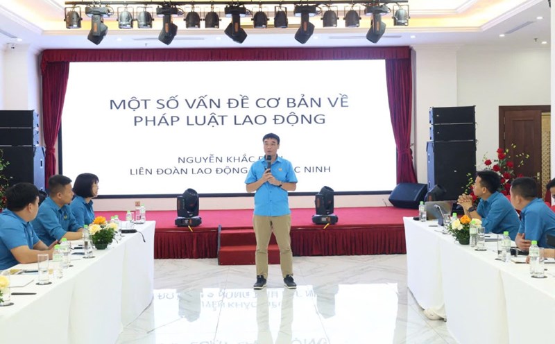Mr. Nguyen Khac Dieu - Deputy Head of the Trade Union of Bac Ninh Industrial Park conveyed the contents at the training session. Photo: Quyet Chien