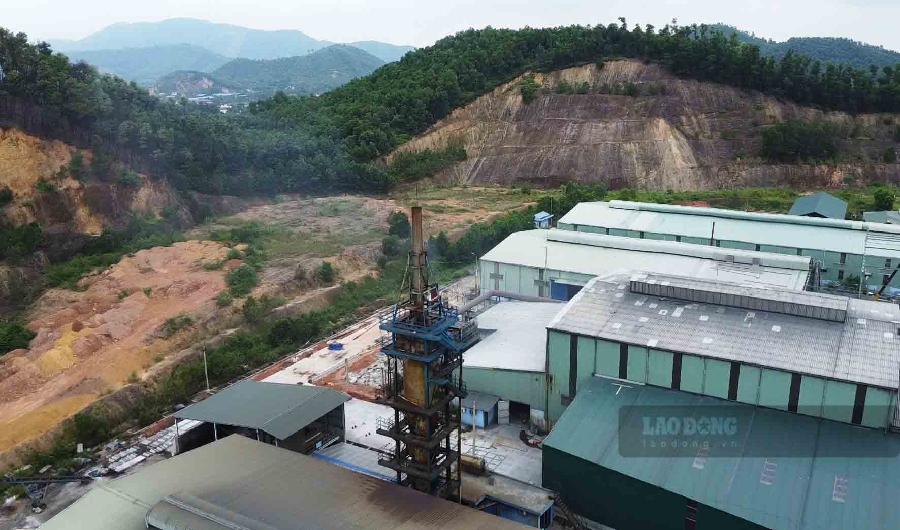 Khói và mùi từ những lò đốt rác công nghiệp, rác nguy hại tỏa về khu dân cư phường Phúc Thuận. Ảnh: PV.