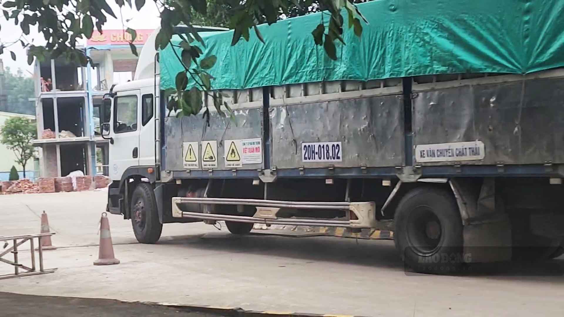Hàng trăm tấn rác công nghiệp, rác nguy hại được chuyển về nhà máy của Công ty Việt Xuân mới mỗi ngày, một số đó được tập kết ngoài nhà xưởng, thiếu các biện pháp che chắn, đảm bảo môi trường. Ảnh: PV.