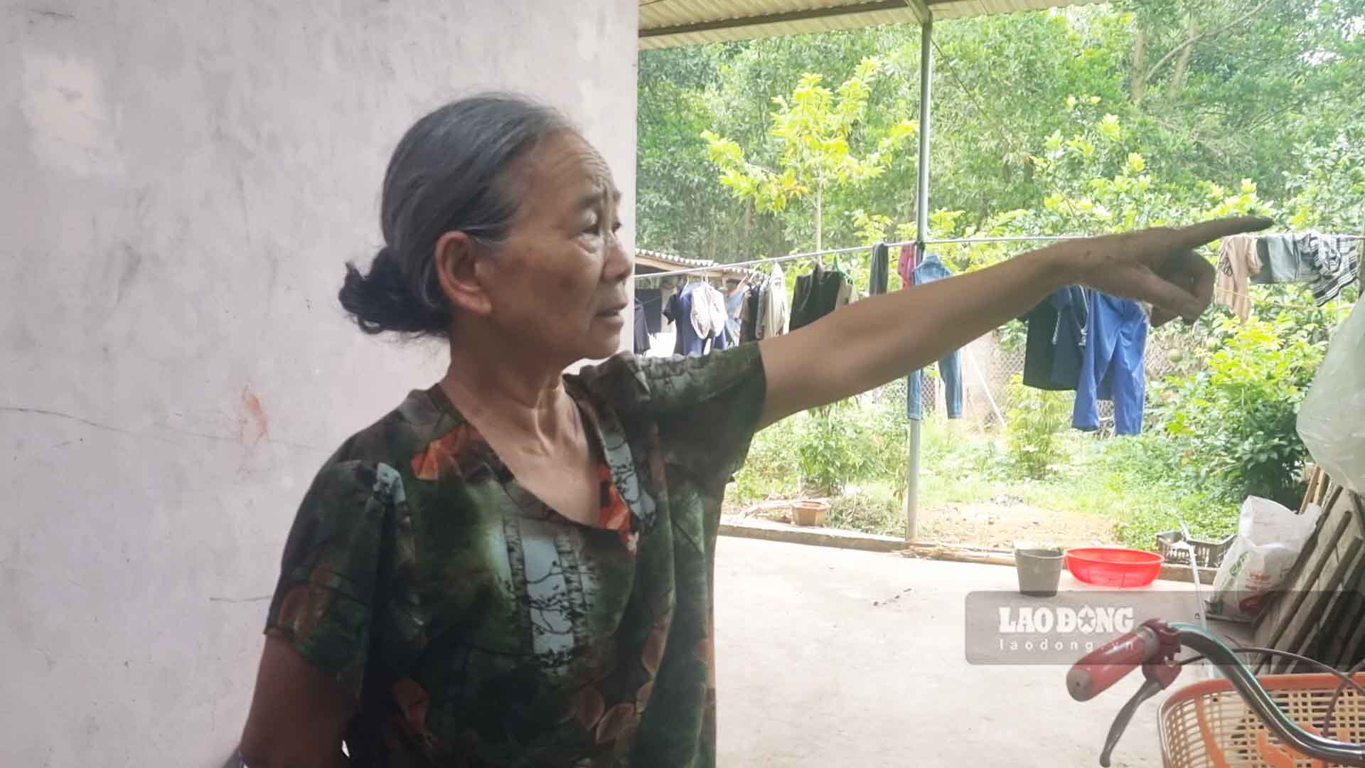 Căn nhà của bà Yên và nhiều hộ dân liền kề chỉ cách lò đốt rác công nghiệp của Công ty Việt Xuân Mới 1 gò đất. Ảnh: PV.
