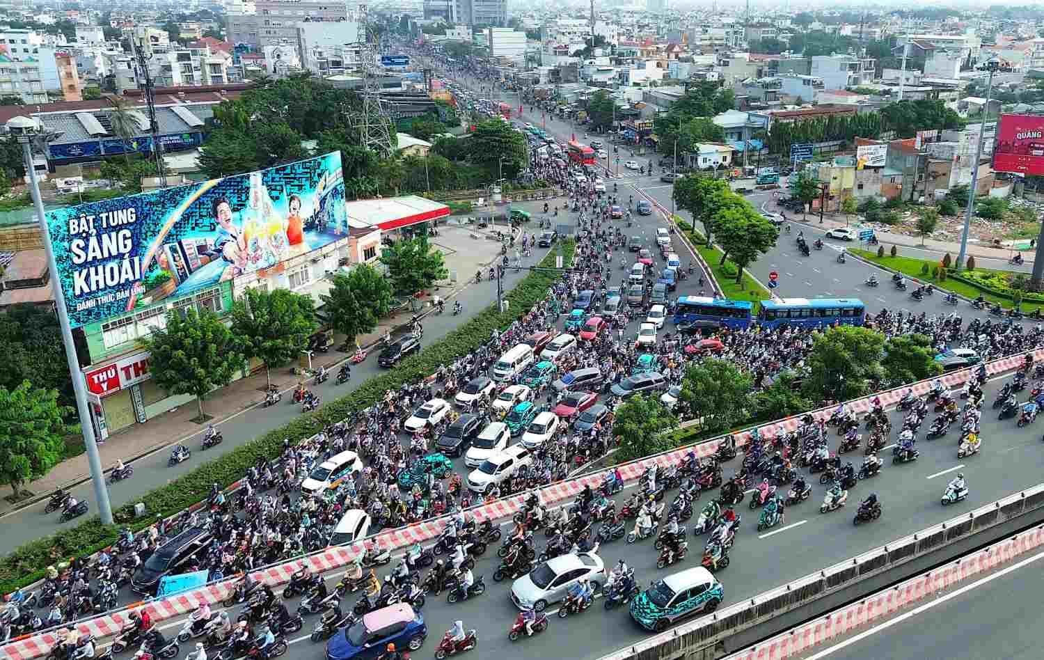 ハイウェイ13の交通渋滞-Binh Trieu交差。  写真：anh tu