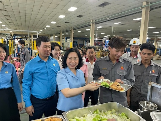Tong LDLDVNのThai Thi Thu Xuong副常任委員長とベトナム化学産業労働組合のグエン・フイ・トゥオン委員長が、Mei Nam Cao Su Joint Stock Companyの労働者と労働組合の食事会に参加。写真:Mai Huong