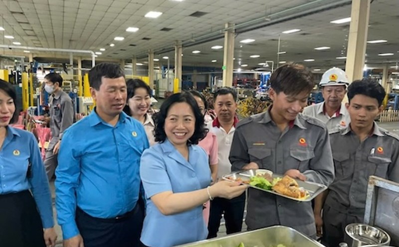 Permanent Vice President of the Vietnam General Confederation of Labor Thai Thi Thu Xuong and President of the Vietnam Chemical Industry Trade Union Nguyen Huy Thong attended the Trade Union Meal with workers of Southern Rubber Joint Stock Company. Photo: Mai Huong