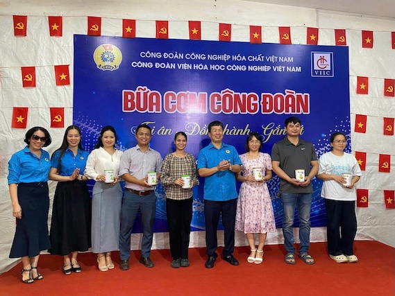 Ong Nguyen Huy Thong (thu tu tu phai sang) trao tang sua cho cong nhan co con duoi 15 thang tuoi tai Bua com Cong doan cua Vien Hoa hoc Cong nghiep Viet Nam. Anh: Mai Huong