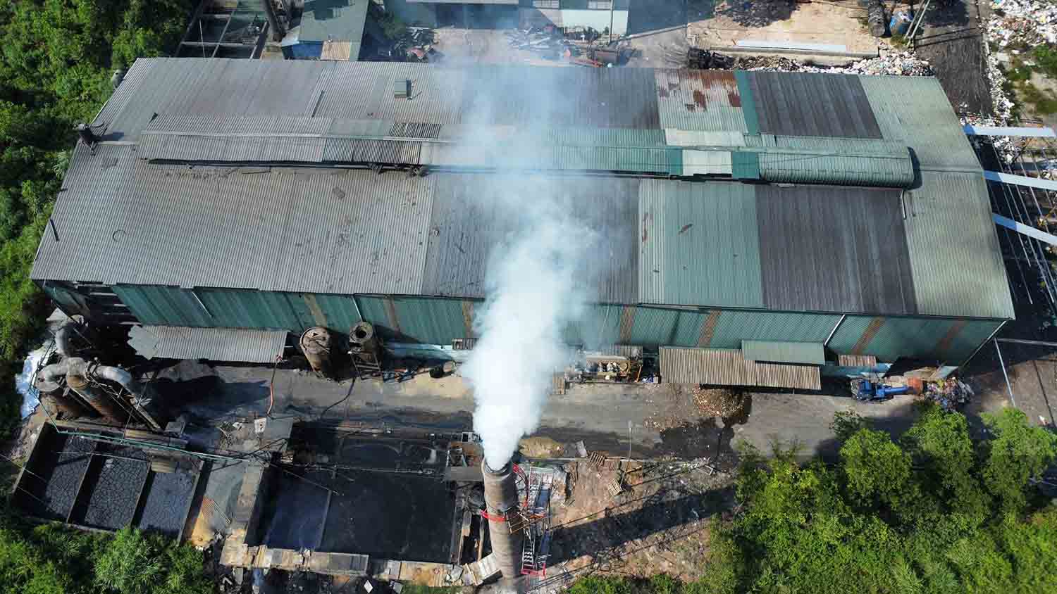 La fumee et l'odeur des incinerateurs de dechets menagers dangereux dans le quartier de Phuc Thuan inquietent les habitants. Photo : PV.