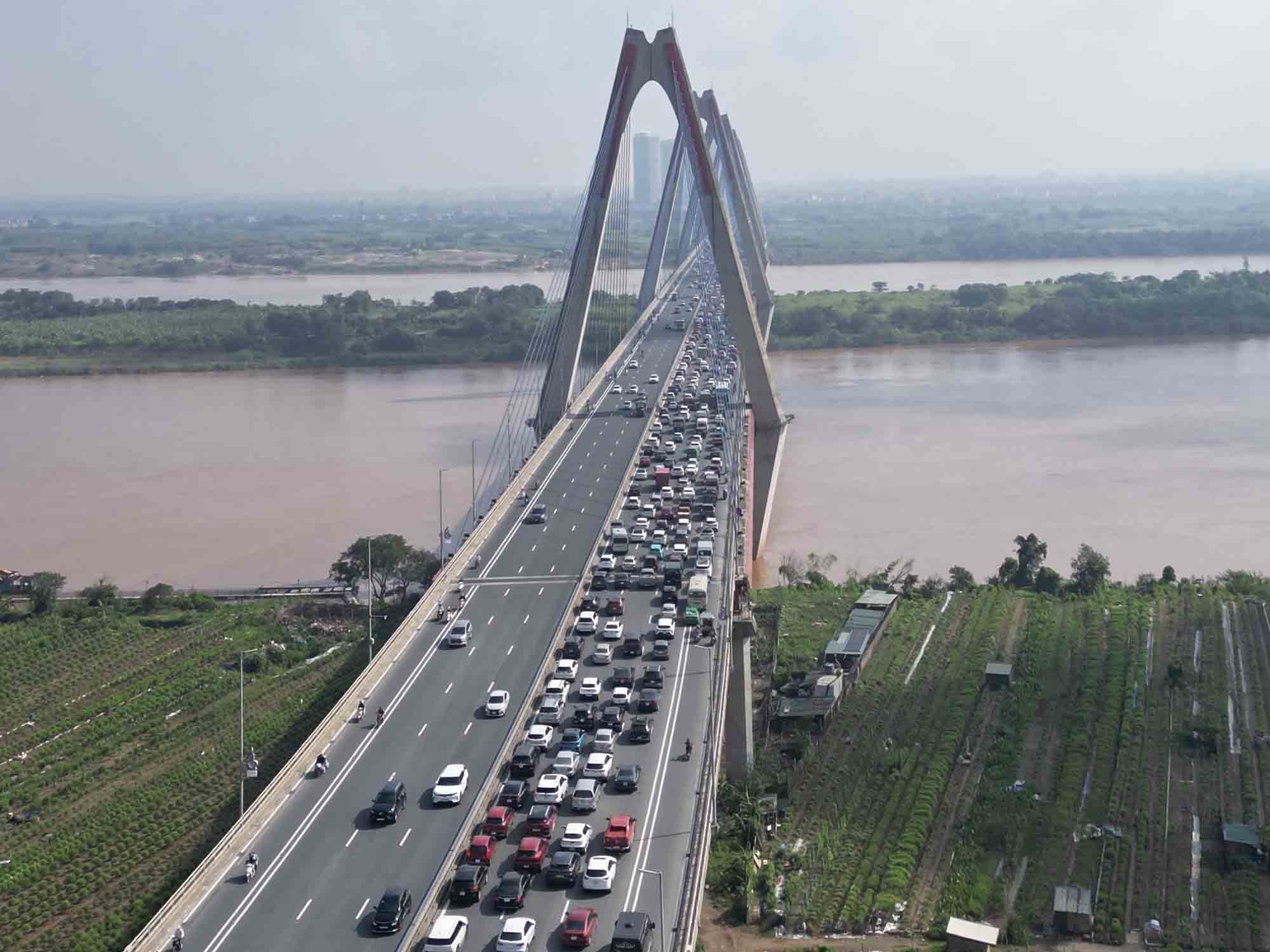 Pont nhat tan bac a travers la riviere rouge (hanoi), août 2025. Photo: vague