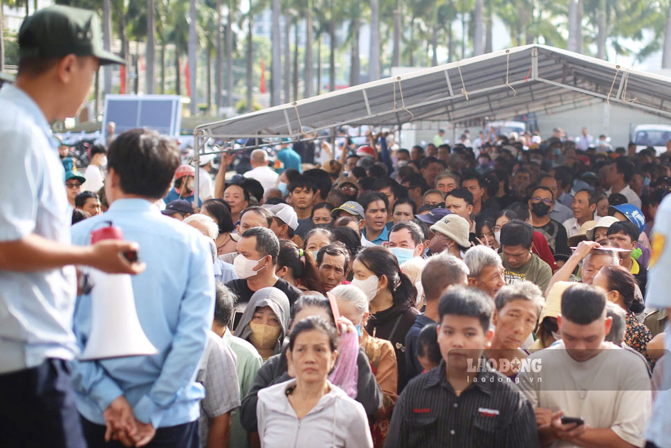 People come to receive gifts for National Day on September 2 in Quy Nhon ward (Gia Lai). Photo: Hoai Phuong