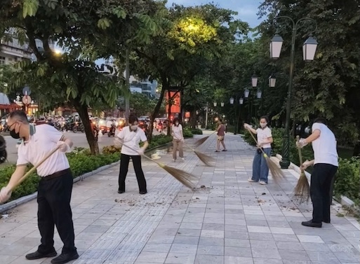 Les membres du syndicat et les employes de BIDV participent avec enthousiasme au mouvement de preservation de l'environnement vert propre et beau lance par le syndicat de BIDV. Photo : Tuan Anh