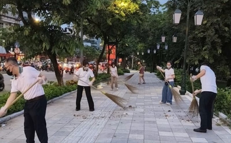 BIDV union members and workers enthusiastically participate in the movement to preserve a green - clean - beautiful environment launched by BIDV Trade Union. Photo: Tuan Anh
