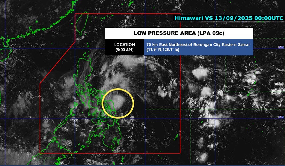Áp thấp gần Biển Đông ở khoảng 11,9 độ Vĩ Bắc, 126,1 độ Kinh Đông, áp sát miền trung Philippines. Ảnh: Pagasa