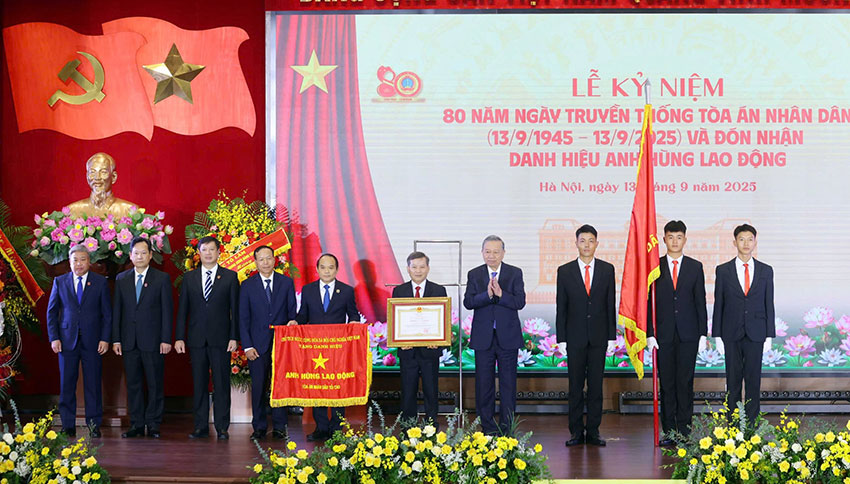 To Lam 총서기가 최고인민법원에 노동 영웅 칭호를 수여하고 있습니다. 사진: Hung May