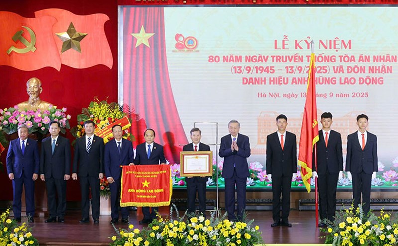 General Secretary To Lam presented the title of Labor Hero to the Supreme People's Court. Photo: Hung May