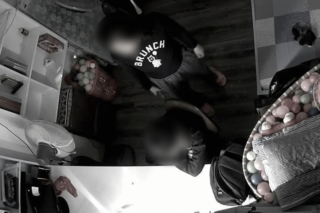 Hình ảnh video thể hiện cảnh được cho là bé trai bị mẹ kế cầm điện thoại đánh vào đầu. Ảnh: S.Lam 