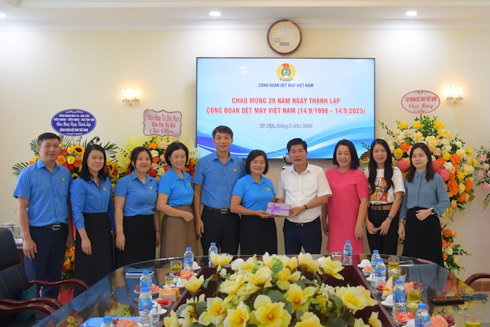 M. Cao Huu Hieu (4e a partir de la droite) felicite le Syndicat vietnamien du textile et de l'habillement pour son 29e anniversaire. Photo : Thu Mai