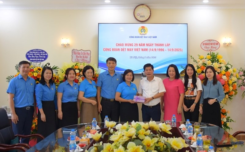 Mr. Cao Huu Hieu (4th from right) congratulated the Vietnam Textile and Garment Trade Union on its 29th anniversary. Photo: Thu Mai