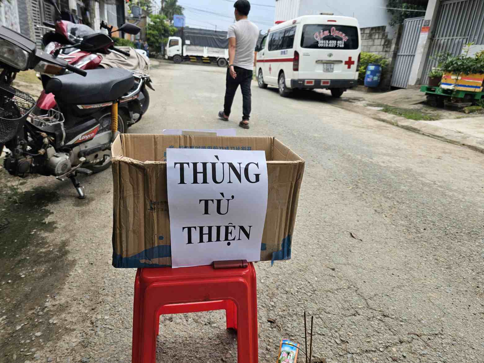 Người dân làm thùng quyên góp từ thiện để lo hậu sự cho ông T. Ảnh: Dương Bình