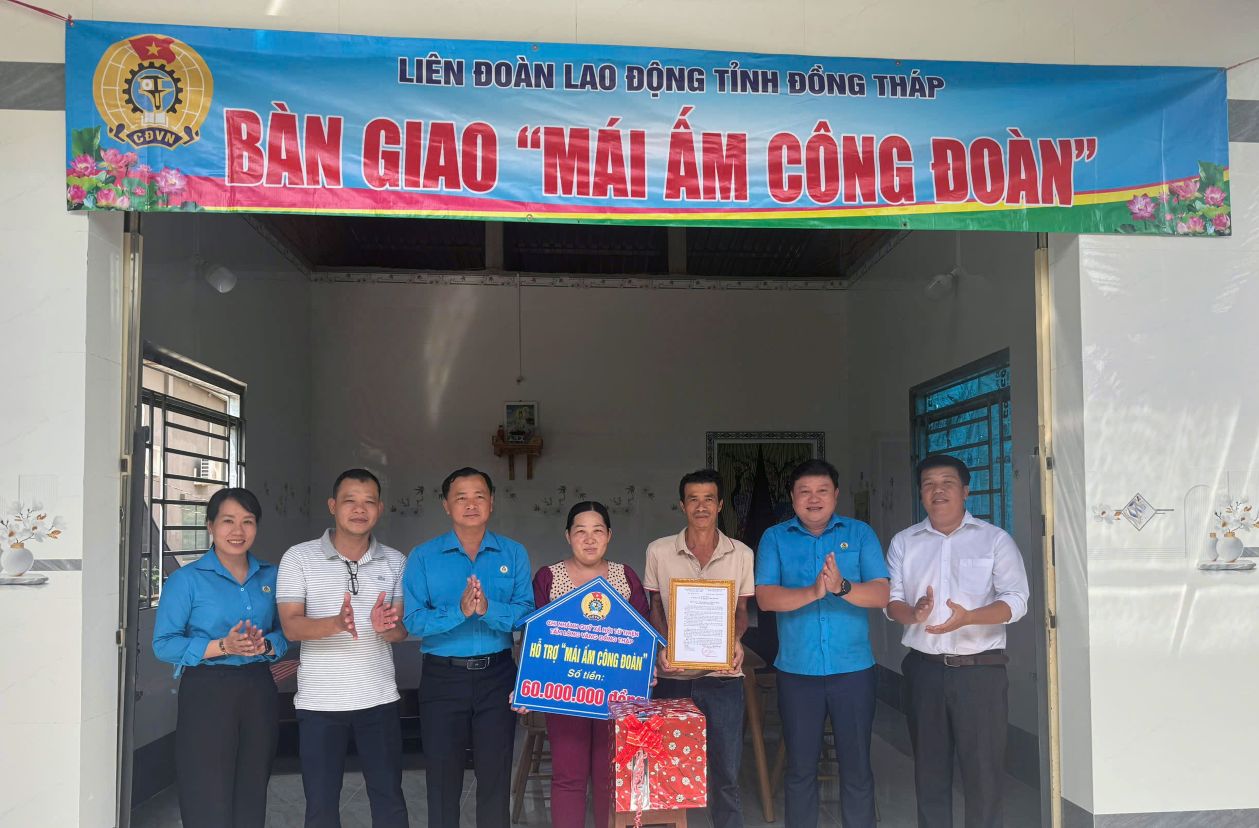 Ban giao Mai am Cong doan cho doan vien Le Thi Tuyet Nhung. Anh: Thanh Mai