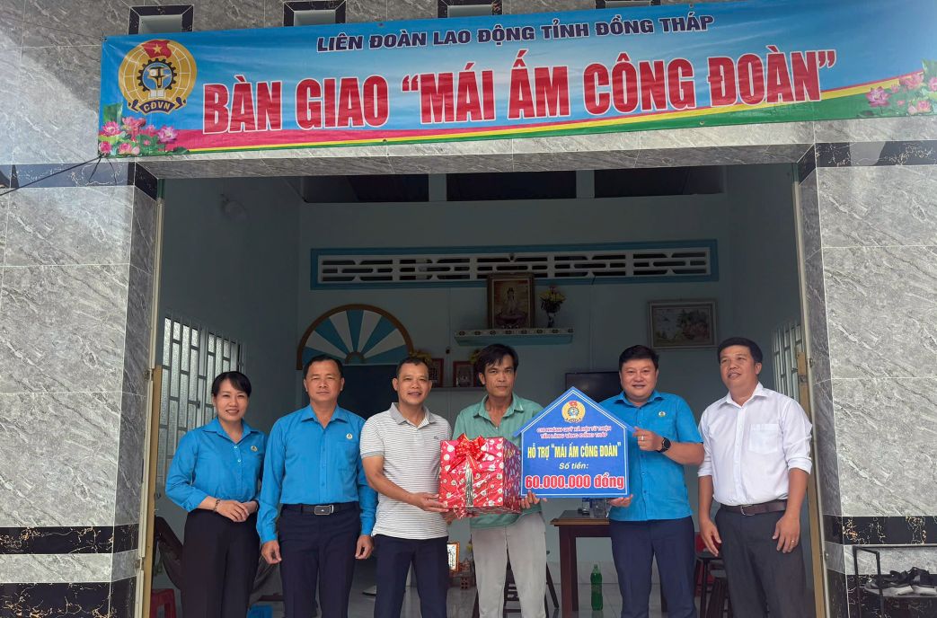 Thuc hien nghi thuc ban giao Mai am Cong doan cho doan vien Tran Huu Duc. Anh: Thanh Mai 