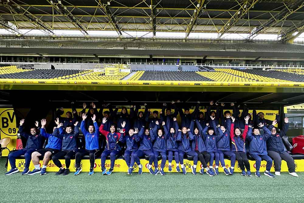 U17 nu Viet Nam tham quan san van dong Signal Iduna Park. Anh: VFF