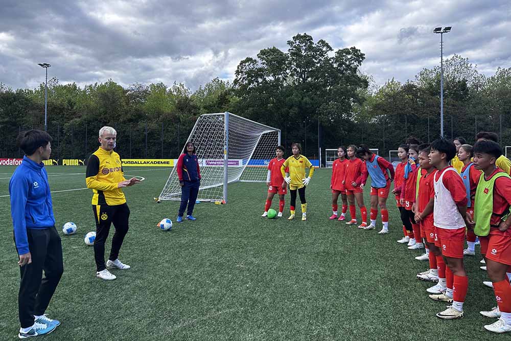 U17 Borussia Dortmund coaches the training session of Vietnam U17 Women's team. Photo: VFF