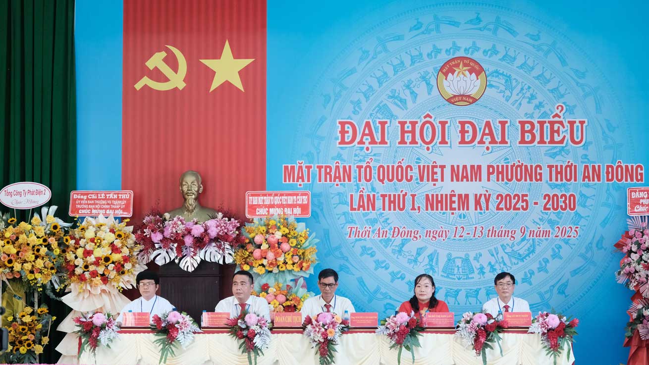 Doan chu tich chu tri Dai hoi. Anh: My Ly