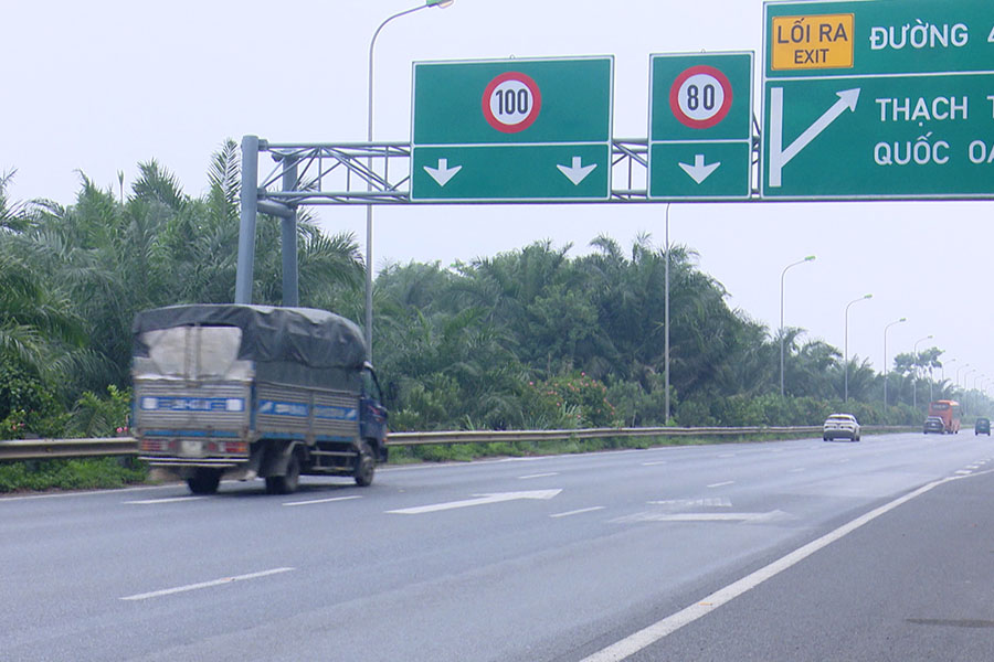 警察と国民は、タインロン大通り1号線をトラックが走行することを禁止する案についてどう思いますか