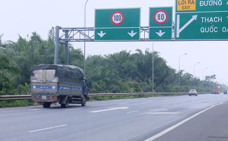 What do police and people think about the plan to ban trucks from running in lane 1 of Thang Long Avenue