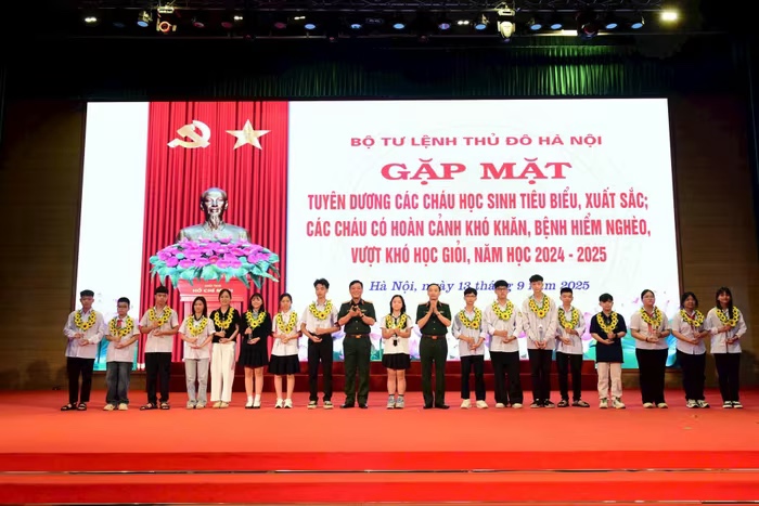 The leaders of the Hanoi Capital Command awarded outstanding students and those in difficult circumstances. Photo: Huu Thu