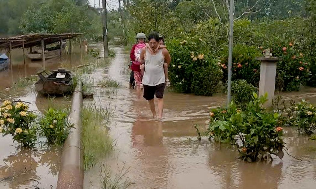 Doan sat lo dai 72 m tren dia ban ap Truong Phu (xa Nhon My, TP Can Tho) , trieu cuong lam ngap duong, gay kho khan cho viec di lai cua nguoi dan. Anh: Nguoi dan cung cap