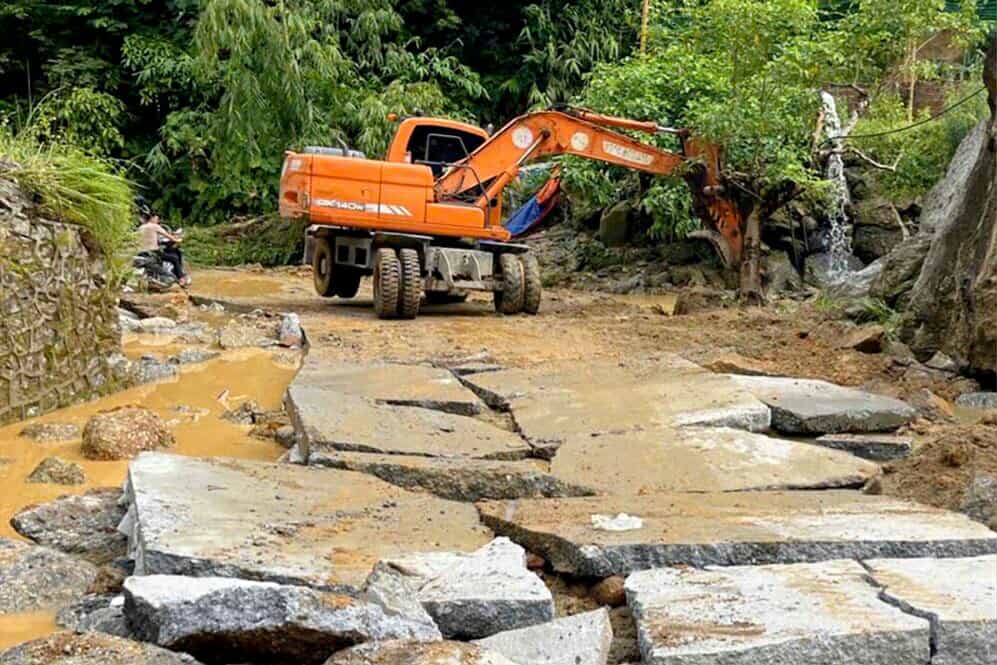 Mua lu lam nhieu tuyen duong tai xa Cao Bo bi hu hong. Anh: Doan Thu