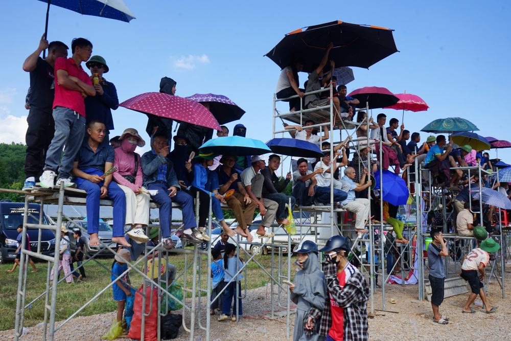Rat dong nguoi dan bac gian giao de theo doi cac tran dau bong chuyen. Anh: Quach Du