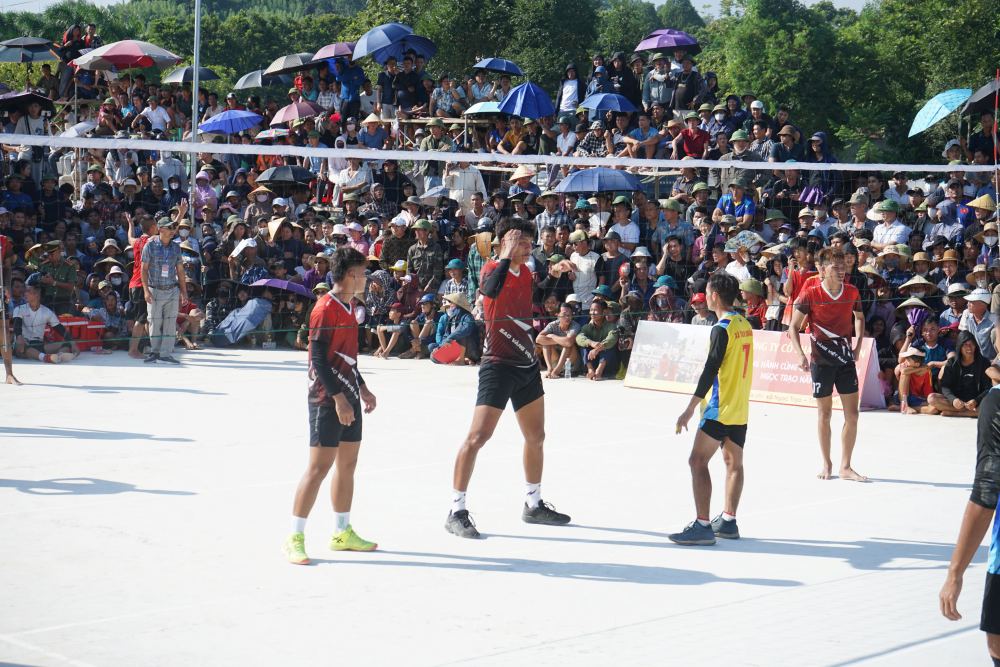 Tham gia giai dau co nhung cau thu cao hon 2m. Anh: Quach Du