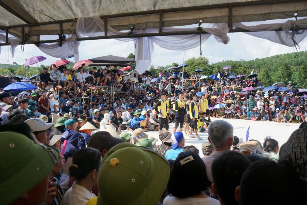 Canh chat kin nguoi dan theo doi cac cau thu danh bong chuyen. Anh: Quach Du