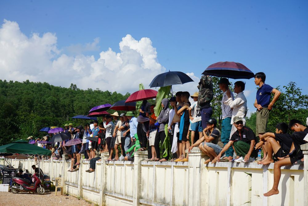 Khan gia phai treo tuong, leo len gian giao de tien theo doi cac tran dau. Anh: Quach Du