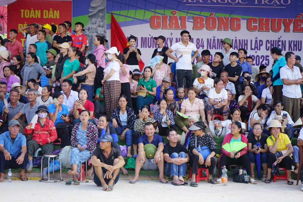 Do qua dong, khong the theo doi cac tran dau, nhieu nguoi da chon phuong an ngoi o khu vuc khan dai de nghe qua loa. Anh: Quach Du