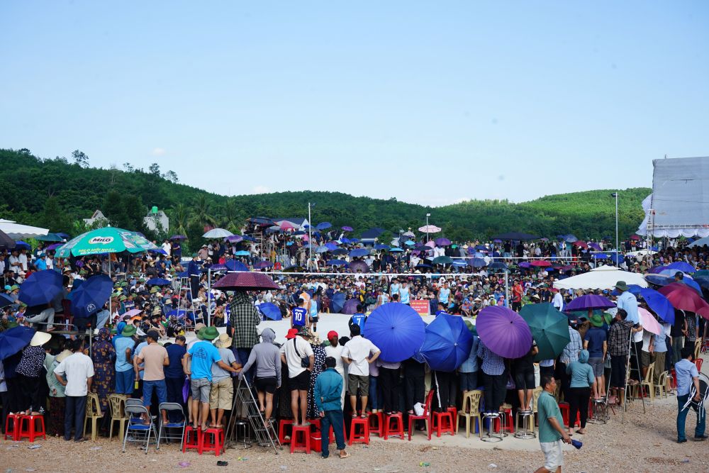 Hang nghin nguoi do ve San