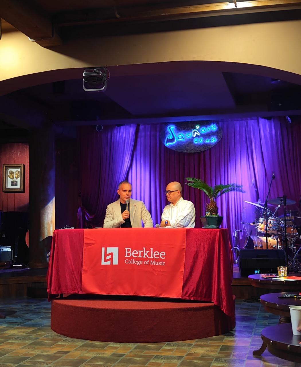 Nghe si Tran Manh Tuan dau buon vi me mat dot ngot, tiec nuoi mot dieu dang do - Anh 5. Ong Daniel Abussi, Pho giam doc tuyen sinh cua Truong Am nhac Berklee (My) va MC Minh Duc tai su kien sang 13-9