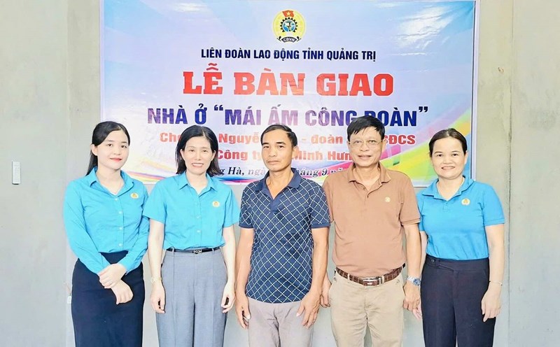 Handing over the "Union Shelter" to union member Nguyen Son. Photo: Quang Tri Trade Union