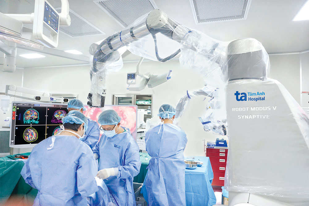 Robot Modus V Synaptive ung dung tri tue nhan tao duy nhat tai Viet Nam co mat tai He thong BVDK Tam Anh, ho tro bac si thuc hien thanh cong hang tram ca phau thuat than kinh, so nao, u nao.