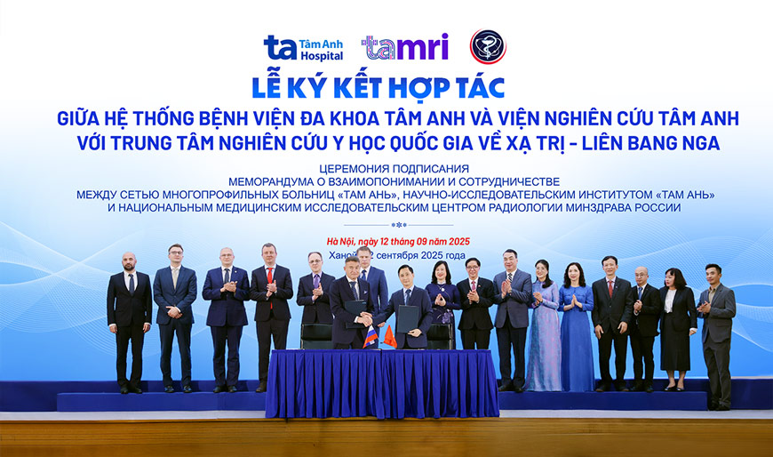 Bo truong Bo Y te Lien bang Nga Mikhail Albertovich Murashko, Bo truong Bo Y te Dao Hong Lan, dai dien Dai su quan va lanh dao cac don vi y te hai nuoc cung chung kien khoanh khac ky ket hop tac, mo ra buoc tien moi trong nghien cuu, chuyen giao cong nghe va dieu tri ung thu tai Viet Nam.