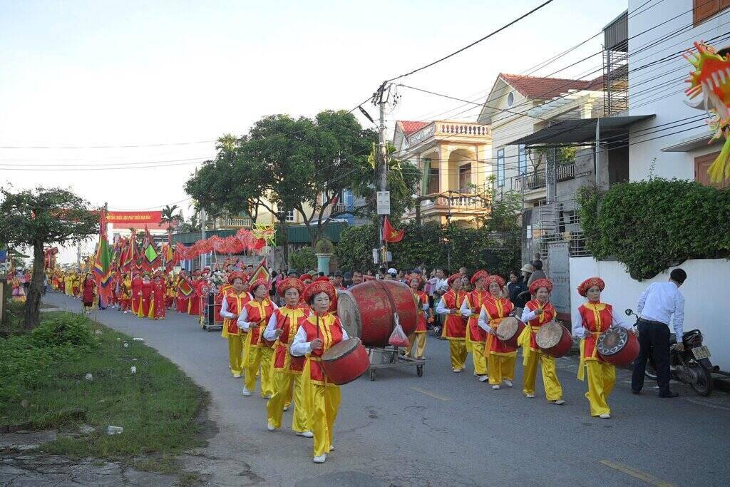 Un gran numero de personas y turistas asisten al Festival del Templo Duoi en memoria de Thanh Mau Y Lan. Foto: Comuna de Yet Kieu