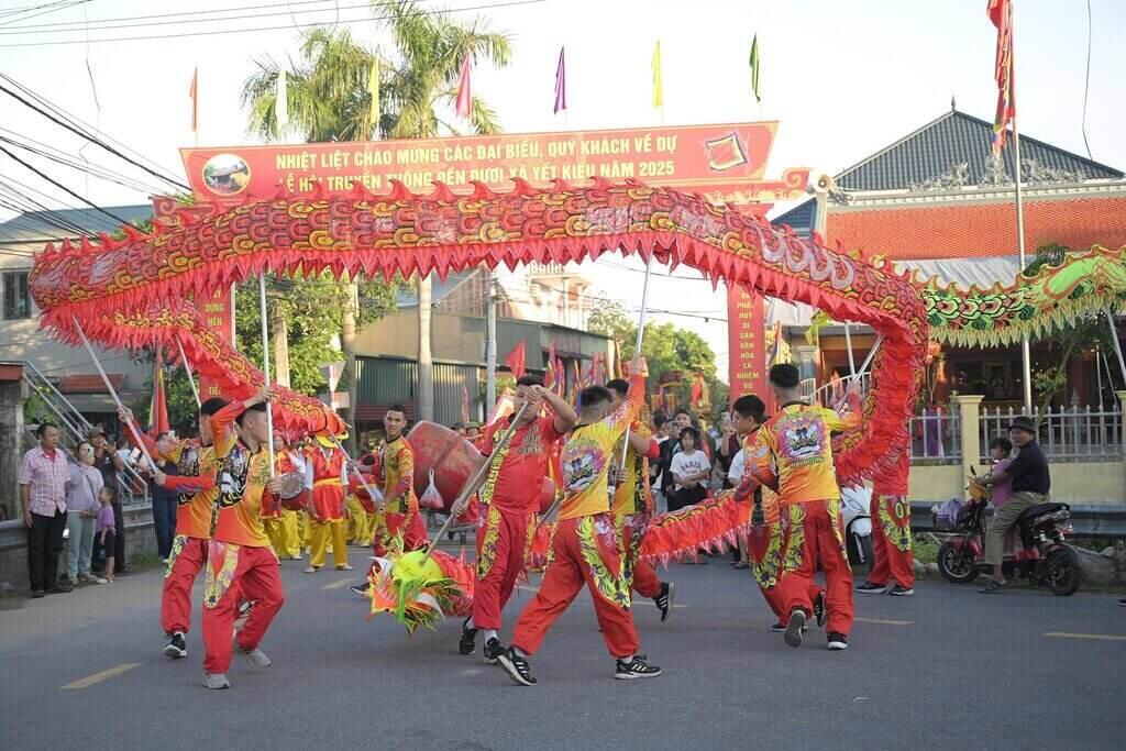 Man mua lan tai Le hoi Den Duoi 2025. Anh: Xa Yet Kieu