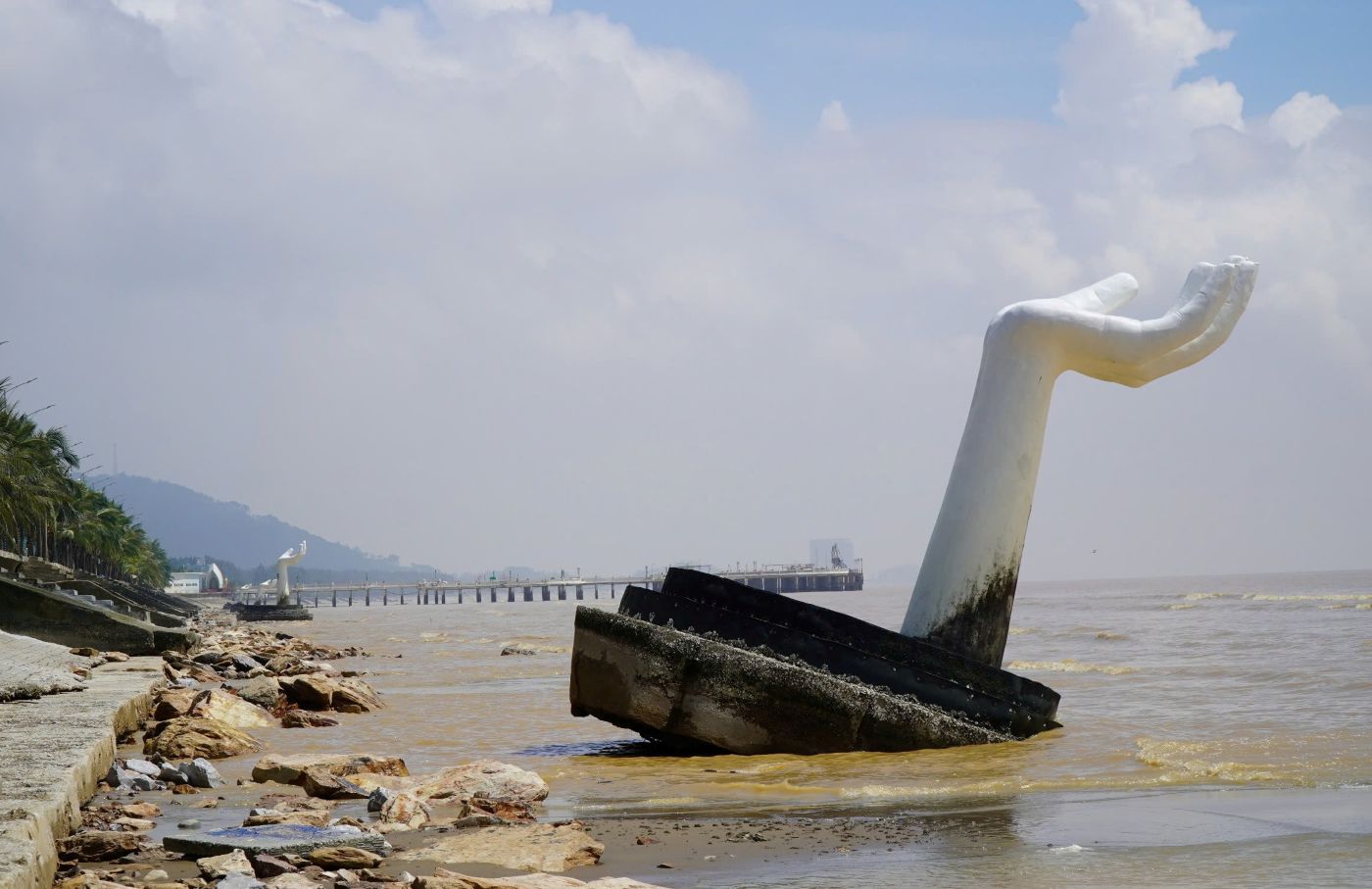 1 trong 5 cánh tay khổng lồ trên bãi biển Hải Tiến đã bị xô nghiêng. Ảnh: Minh Hoàng