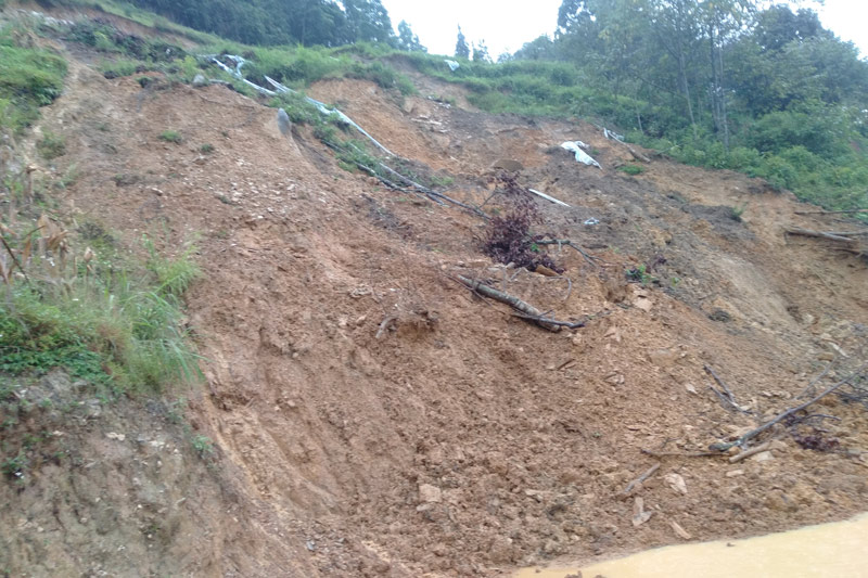 Dat da sat lo sau mua khien nguoi dan vo cung bat an. Anh: Dinh Dai