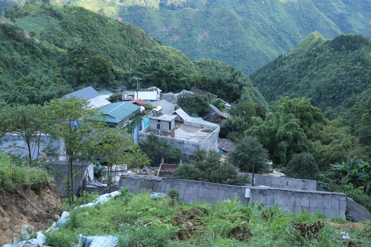 Gan 20 ho dan o thon Lo Co Chin dang doi dien nguy co sat lo moi khi troi mua. Anh: Dinh Dai 