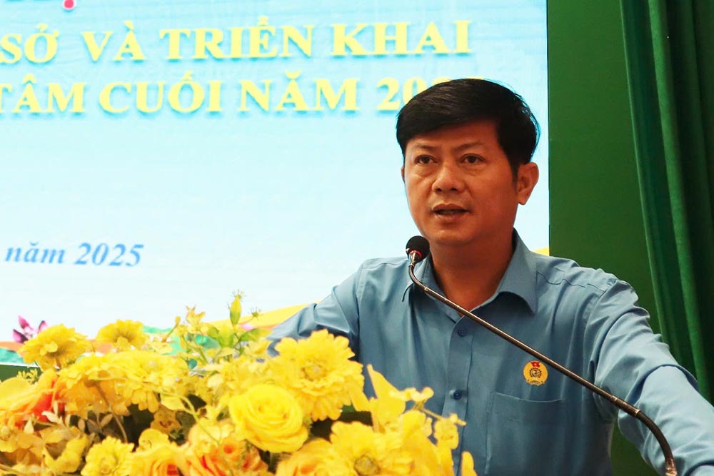 Le vice-president de l'UBMTTQ du Vietnam de la province de Tay Ninh et le president de la Federation du travail de la province de Tay Ninh Tran Le Duy s'expriment lors de la conference. Photo : Federation du travail de la province de Tay Ninh