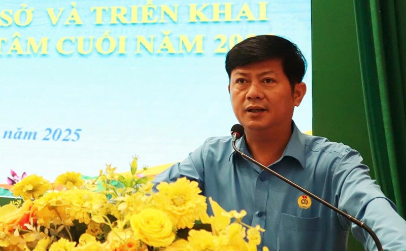 Vice Chairman of the Vietnam Fatherland Front Committee of Tay Ninh province, Chairman of the Tay Ninh Provincial Labor Federation Tran Le Duy spoke at the conference. Photo: Tay Ninh Provincial Federation of Labor