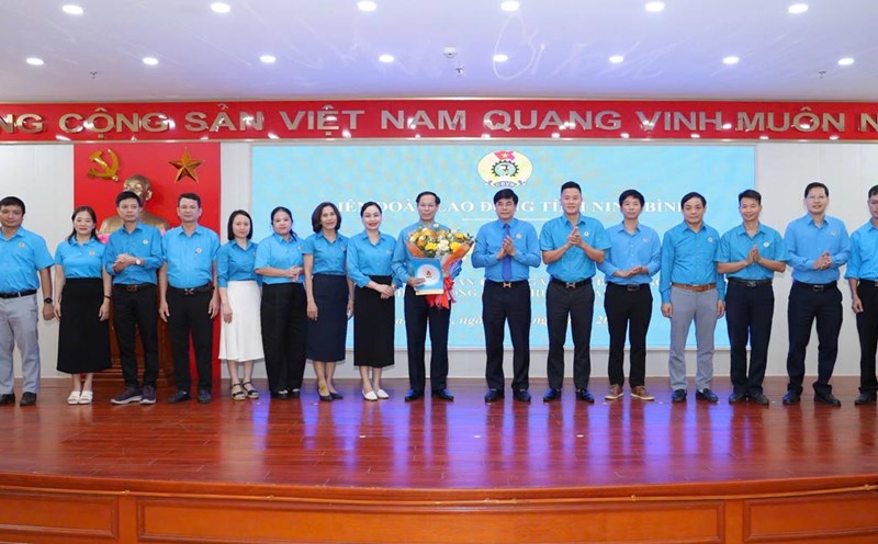 Leaders of the Ninh Binh Provincial Federation of Labor presented the decision and presented flowers to the Nam Dinh Ward Trade Union Executive Committee. Photo: Ninh Binh Trade Union