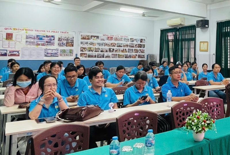 Les membres du syndicat de base relevant du syndicat du quartier de Chanh Hung participent au concours. Photo : Duc Long