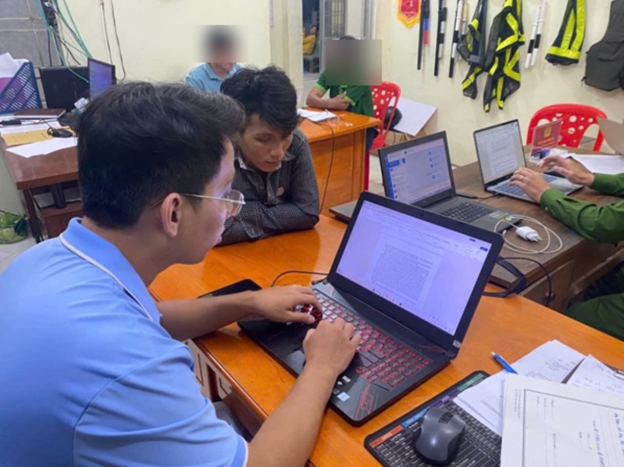 Đối tượng Tâm (mặc áo sơmi caro đen) làm việc tại Công an xã Bình Hàng Trung liên quan đến 2 vụ trộm. Ảnh: Công an tỉnh Đồng Tháp